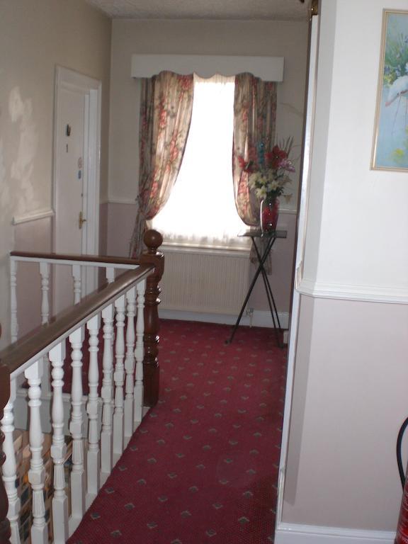 Melville Lodge Gatwick Хорли Экстерьер фото