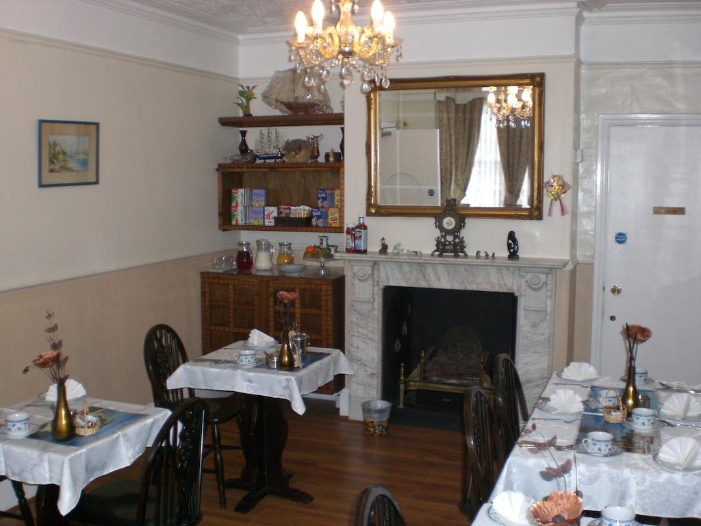 Melville Lodge Gatwick Хорли Экстерьер фото
