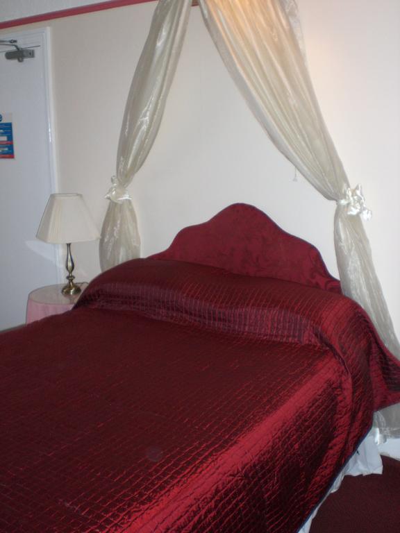 Melville Lodge Gatwick Хорли Экстерьер фото
