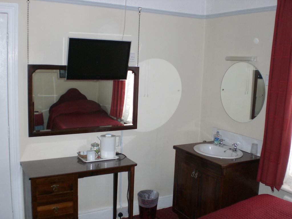 Melville Lodge Gatwick Хорли Экстерьер фото